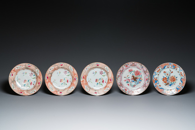 Cinq assiettes en porcelaine de Chine famille rose et verte, Qianlong
