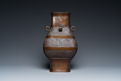 Vase archa&iuml;sant de type 'fanghu' en bronze, Chine, Ming