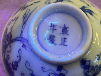 Trois bols en porcelaine de Chine en bleu et blanc &agrave; d&eacute;cor de vignes, marque et &eacute;poque de Yongzheng