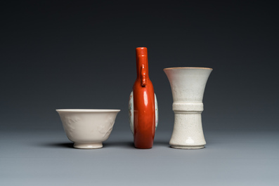 Un vase en porcelaine de Chine famille rose, un vase en blanc de Chine et un bol de Dehua, Qing et R&eacute;publique