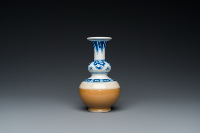 Een Chinese blauw-witte kalebasvaas met lichtbruine fondkleur, Kangxi