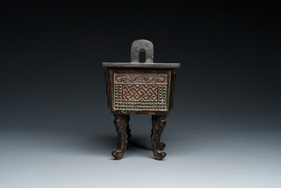Een Chinese bronzen 'Fang Ding' wierookbrander, Ming