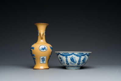 Un bol en porcelaine de Chine en bleu et blanc et un vase &agrave; fond brun, marques de Wanli et Kangxi, Ming et post&eacute;rieur