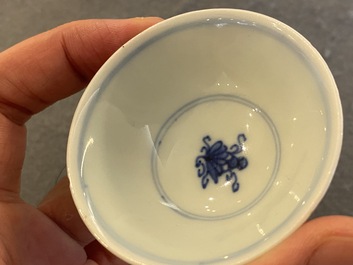 Trois bols en porcelaine de Chine en bleu et blanc &agrave; d&eacute;cor de vignes, marque et &eacute;poque de Yongzheng