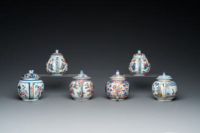 Six th&eacute;i&egrave;res en porcelaine de Chine en bleu et blanc, famille verte et de style Imari, Kangxi/Yongzheng