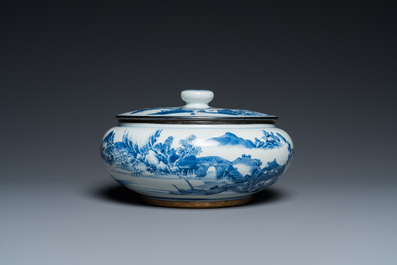 Bol couvert en porcelaine de Chine 'Bleu de Hue' pour le Vietnam &agrave; monture en argent, 19&egrave;me