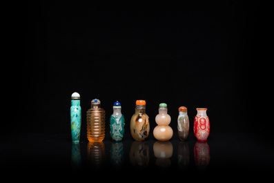 17 Chinese glass, agate and hardstone snuff bottles and a water dropper, 19/20th C.