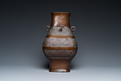 Vase archa&iuml;sant de type 'fanghu' en bronze, Chine, Ming