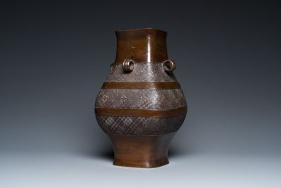 Vase archa&iuml;sant de type 'fanghu' en bronze, Chine, Ming