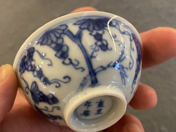 Drie Chinese blauw-witte theekommen met druivenranken, Yongzheng merk en periode