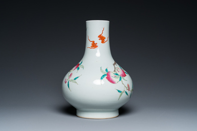 Een Chinese flesvormige famille rose 'negen perziken' vaas, 19e eeuw