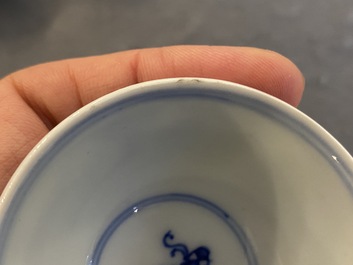 Trois bols en porcelaine de Chine en bleu et blanc &agrave; d&eacute;cor de vignes, marque et &eacute;poque de Yongzheng