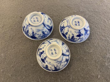 Trois bols en porcelaine de Chine en bleu et blanc &agrave; d&eacute;cor de vignes, marque et &eacute;poque de Yongzheng