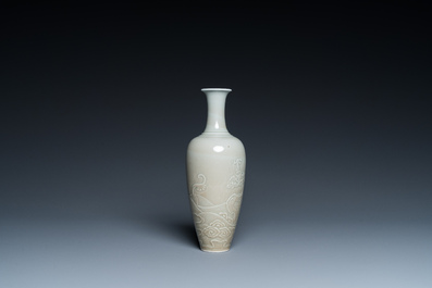 Een Chinese celadon vaas met een zeedraak, Kangxi merk, 19/20e eeuw