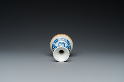 Een Chinese blauw-witte kalebasvaas met lichtbruine fondkleur, Kangxi