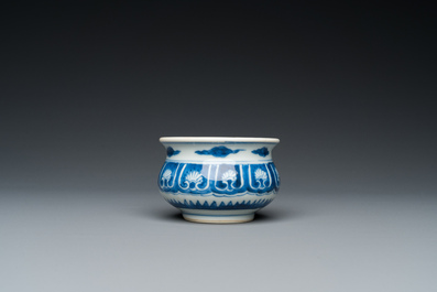 Petit br&ucirc;le-parfum en porcelaine de Chine en bleu et blanc, Kangxi