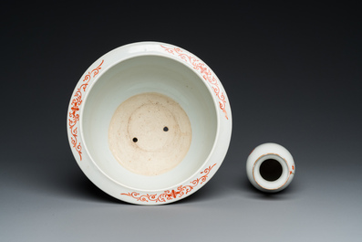 Un vase en porcelaine de Chine famille rose &agrave; d&eacute;cor 'Wu Shuang Pu' et une jardini&egrave;re aux lions bouddhistes, R&eacute;publique