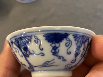 Trois bols en porcelaine de Chine en bleu et blanc &agrave; d&eacute;cor de vignes, marque et &eacute;poque de Yongzheng