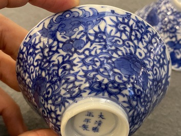 Een paar Chinese blauw-witte 'bajixiang' kommen, Yongzheng merk en mogelijk periode