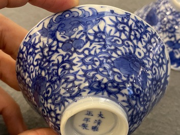 Paire de bols en porcelaine de Chine en bleu et blanc &agrave; d&eacute;cor bajixiang, marque et peut-&ecirc;tre &eacute;poque de Yongzheng