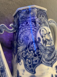 Cafeti&egrave;re couverte en porcelaine de Chine en bleu et blanc &agrave; d&eacute;cor de 'La d&eacute;esse Europe et le taureau', Kangxi