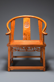 Paire de chaises de type 'fer &agrave; cheval' en bois d'olme, Chine, R&eacute;publique