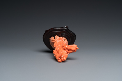 A Chinese red coral carving of Guanyin with a fan, 19/20th C.