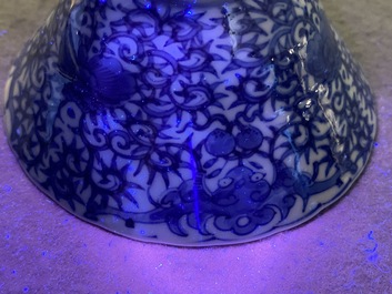 Paire de bols en porcelaine de Chine en bleu et blanc &agrave; d&eacute;cor bajixiang, marque et peut-&ecirc;tre &eacute;poque de Yongzheng