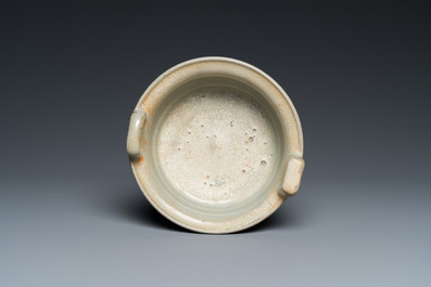 Een Chinese celadon-geglazuurde driepotige wierookbrander met kintsugi herstelling, Song