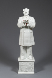 Sculpture de Mao Zedong debout en porcelaine de Chine en blanc monochrome, R&eacute;volution Culturelle, dat&eacute;e 1967