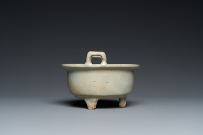 Een Chinese celadon-geglazuurde driepotige wierookbrander met kintsugi herstelling, Song