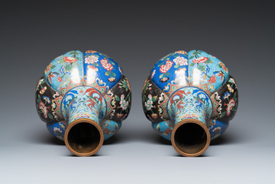 Een paar Chinese flesvormige cloisonn&eacute; vazen, 19e eeuw
