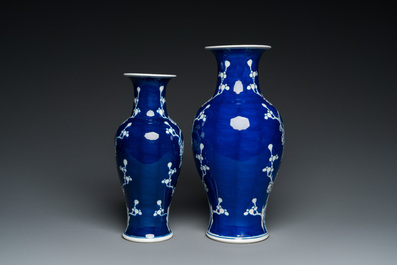 Twee Chinese blauw-witte 'prunus' vazen met kintsugi herstellingen, Qianlong merk, 20e eeuw
