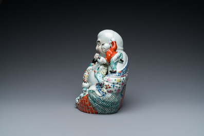 Bouddha en porcelaine de Chine famille rose, marque Zhu Mao Ji Zao 朱茂記造, R&eacute;publique