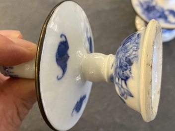 Paire de bougeoirs en porcelaine de Chine 'Bleu de Hue' pour le Vietnam, marque de Kim Ngoc Cam Kee 金玉錦記, 19&egrave;me