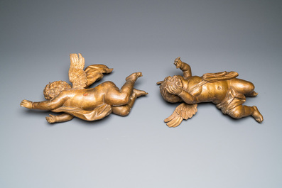 Een paar vergulde houten gevleugelde engelen, wellicht Vlaams, 1e helft 18e eeuw
