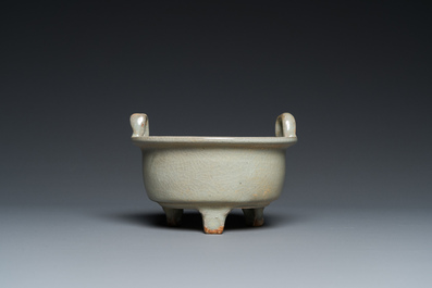 Een Chinese celadon-geglazuurde driepotige wierookbrander met kintsugi herstelling, Song