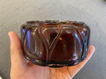 Twee Chinese penselenwassers in amberkleurig en faux jadeiet Peking glas, 19/20e eeuw