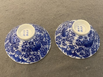 Paire de bols en porcelaine de Chine en bleu et blanc &agrave; d&eacute;cor bajixiang, marque et peut-&ecirc;tre &eacute;poque de Yongzheng