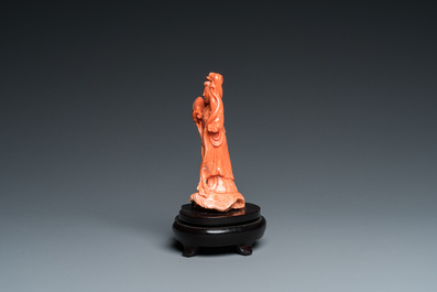 Een Chinese bloedkoralen sculptuur van Guanyin met waaier, 19/20e eeuw