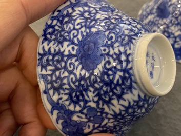 Paire de bols en porcelaine de Chine en bleu et blanc &agrave; d&eacute;cor bajixiang, marque et peut-&ecirc;tre &eacute;poque de Yongzheng