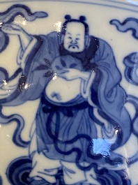 Bol en porcelaine de Chine en bleu et blanc &agrave; d&eacute;cor des huit immortels mont&eacute; d'une anse en argent, marque et &eacute;poque de Qianlong