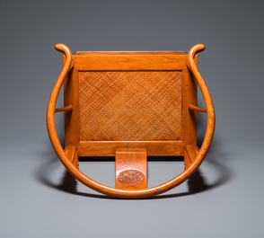 Paire de chaises de type 'fer &agrave; cheval' en bois d'olme, Chine, R&eacute;publique