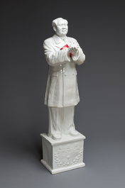 Sculpture de Mao Zedong debout en porcelaine de Chine en blanc monochrome, R&eacute;volution Culturelle, dat&eacute;e 1967