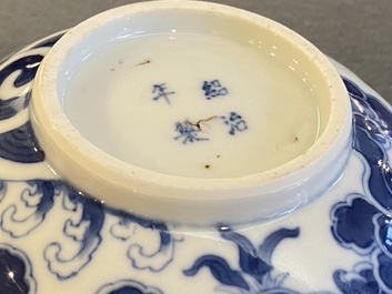 Een Chinese blauw-witte 'Bleu de Hue' kom voor de Vietnamese markt, Thiệu Trị  紹治年製 merk, 19e eeuw