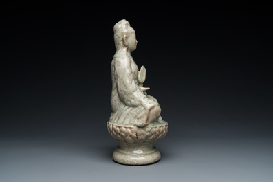 Een celadon-geglazuurde figuur van Quan Am, Noord-Vietnam, 17/18e eeuw