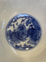 Een Chinese blauw-witte 'acht onsterfelijken' kom met zilveren hengsel, Qianlong merk en periode