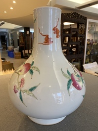 Vase de forme bouteille en porcelaine de Chine famille rose &agrave; d&eacute;cor de 'neuf p&ecirc;ches', 19&egrave;me