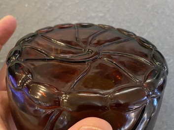 Twee Chinese penselenwassers in amberkleurig en faux jadeiet Peking glas, 19/20e eeuw