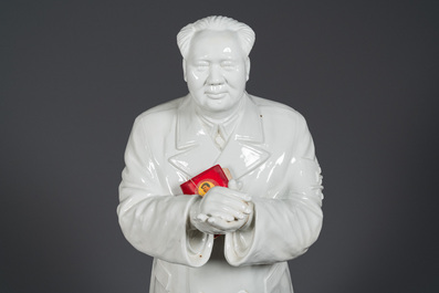 Sculpture de Mao Zedong debout en porcelaine de Chine en blanc monochrome, R&eacute;volution Culturelle, dat&eacute;e 1967